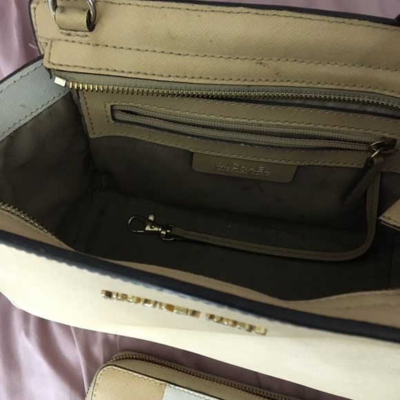 Michael Kors CrossBody With Wallet - Picture 4 of 5